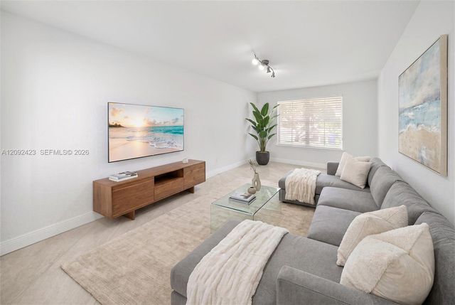 887 W Spinnaker Drive W, Hollywood, FL 33019