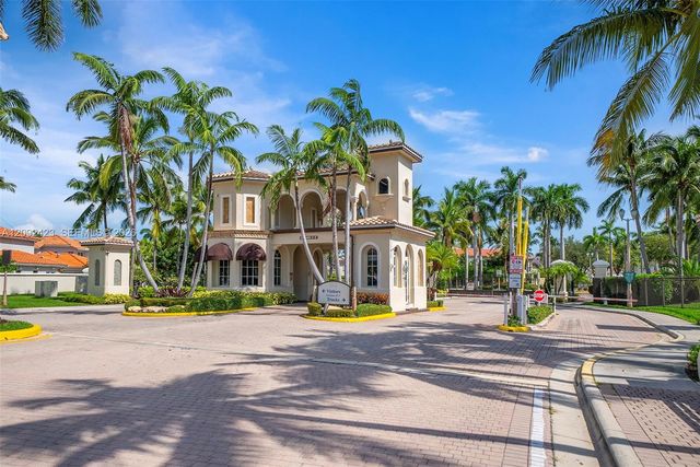 887 W Spinnaker Drive W, Hollywood, FL 33019