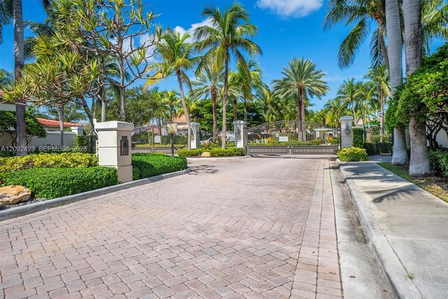 887 W Spinnaker Drive W, Hollywood, FL 33019