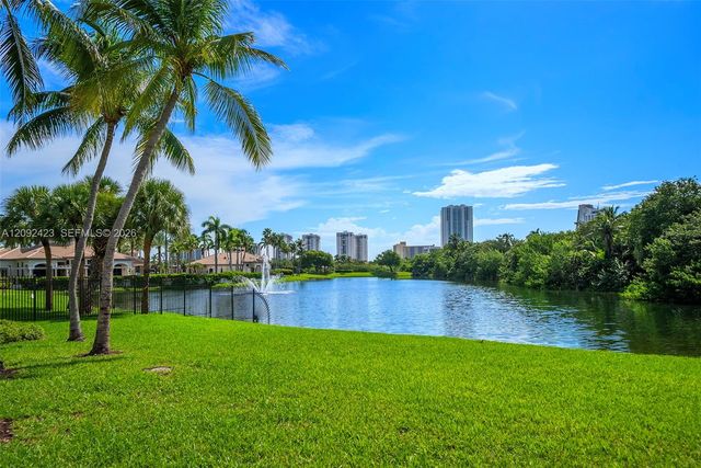 887 W Spinnaker Drive W, Hollywood, FL 33019
