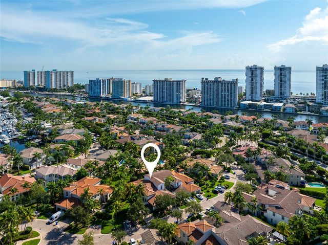 887 W Spinnaker Drive W, Hollywood, FL 33019