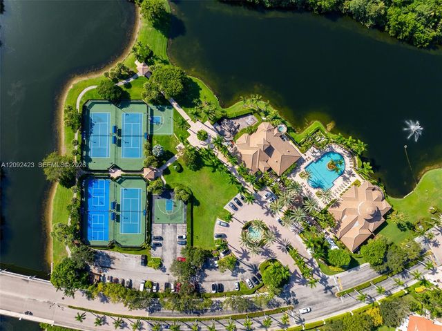 887 W Spinnaker Drive W, Hollywood, FL 33019