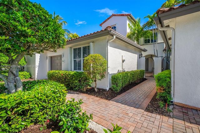 887 W Spinnaker Drive W, Hollywood, FL 33019