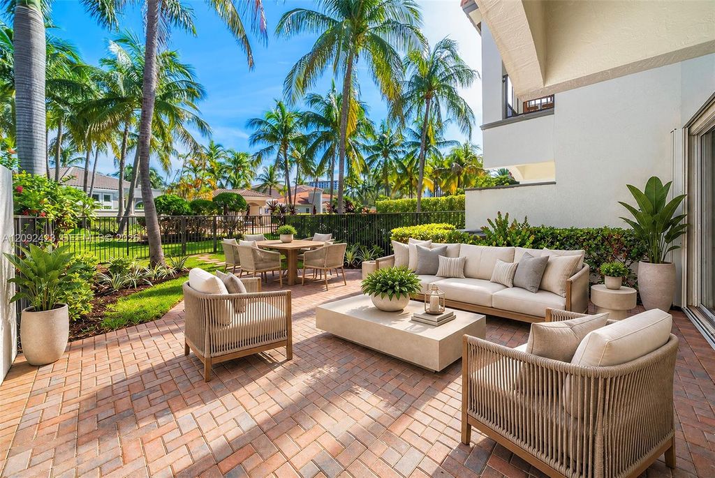 887 W Spinnaker Drive W, Hollywood, FL 33019