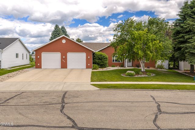 3027 Arizona Drive, Bismarck, ND 58503 property photo