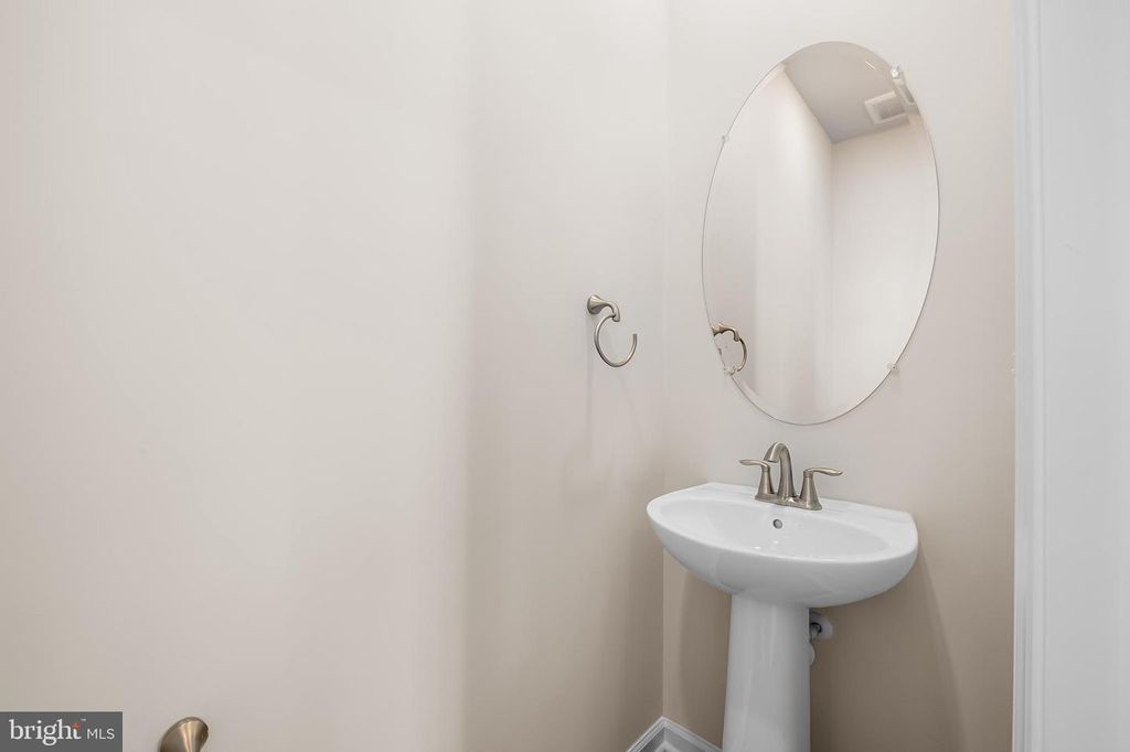 Image 14 of property listing at 631 S HAVEN ST, Baltimore, MD 21224