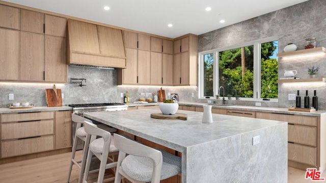 3364 Redwood Avenue, Los Angeles, CA 90066