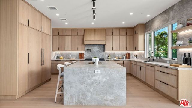 3364 Redwood Avenue, Los Angeles, CA 90066