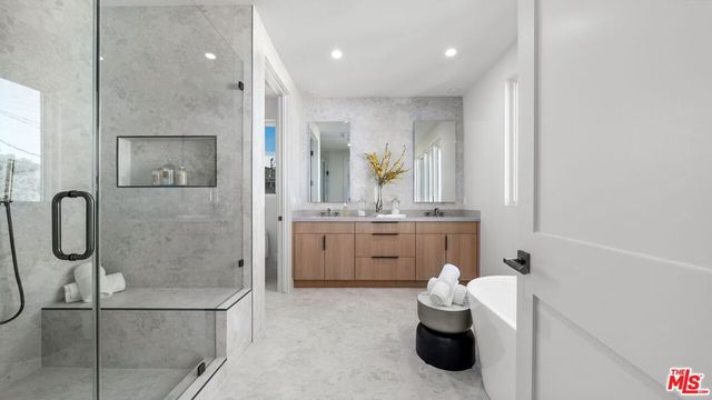 3364 Redwood Avenue, Los Angeles, CA 90066