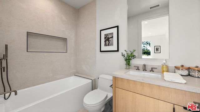 3364 Redwood Avenue, Los Angeles, CA 90066