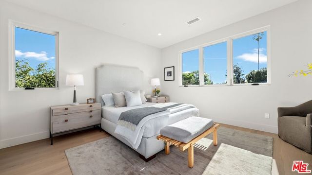 3364 Redwood Avenue, Los Angeles, CA 90066