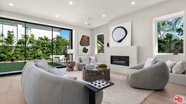 3364 Redwood Avenue, Los Angeles, CA 90066