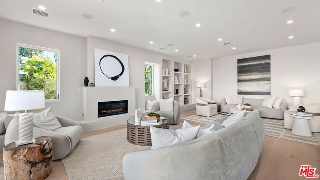 3364 Redwood Avenue, Los Angeles, CA 90066