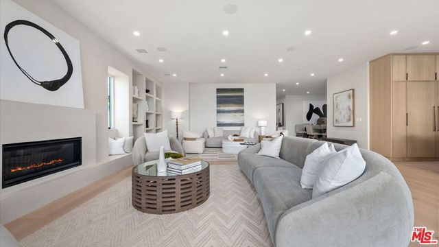 3364 Redwood Avenue, Los Angeles, CA 90066