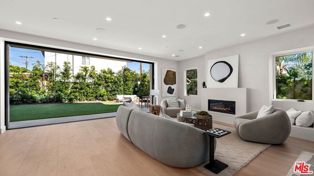 3364 Redwood Avenue, Los Angeles, CA 90066