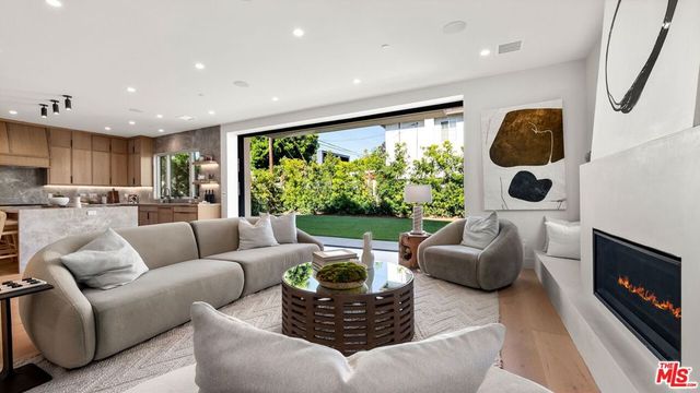 3364 Redwood Avenue, Los Angeles, CA 90066