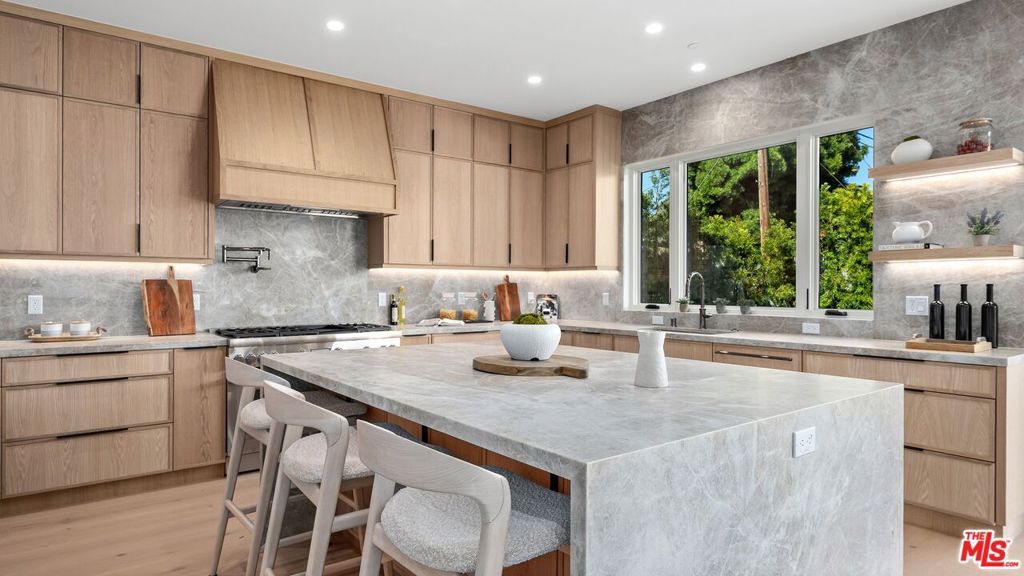 Image 10 of property listing at 3364 Redwood Avenue, Los Angeles, CA 90066