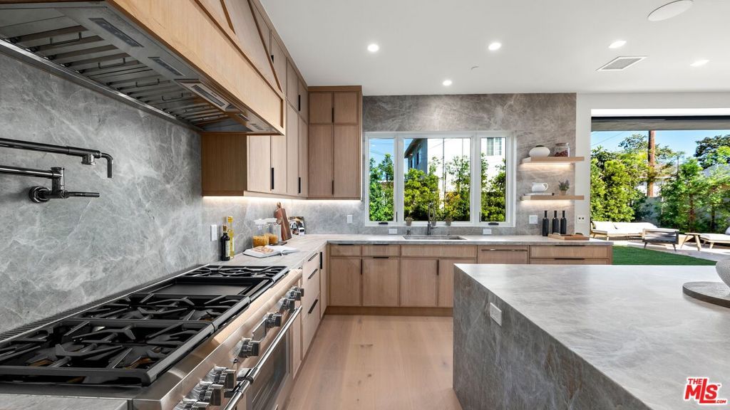 Image 11 of property listing at 3364 Redwood Avenue, Los Angeles, CA 90066