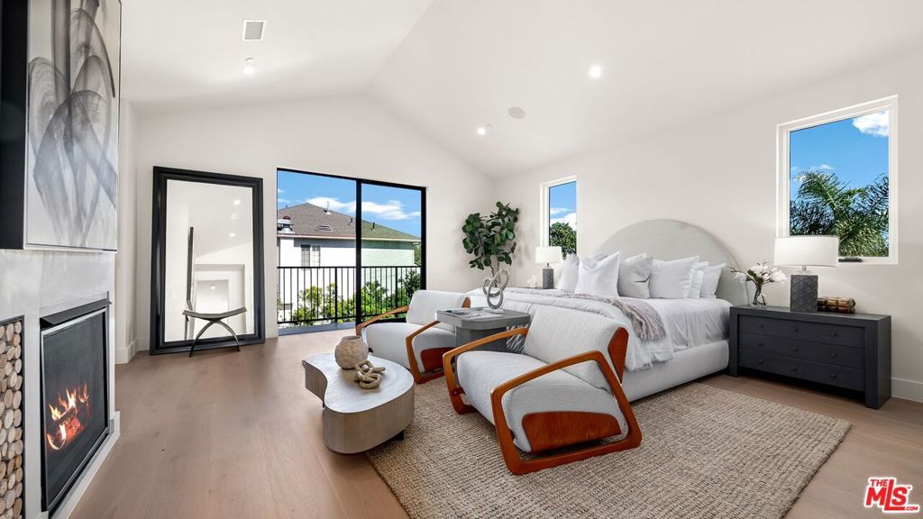 Image 14 of property listing at 3364 Redwood Avenue, Los Angeles, CA 90066