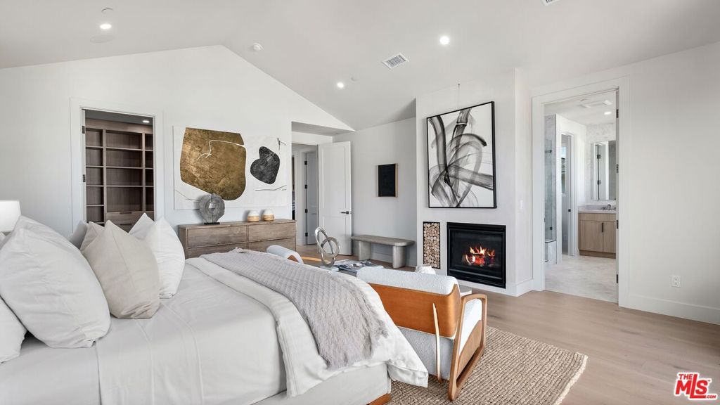 Image 16 of property listing at 3364 Redwood Avenue, Los Angeles, CA 90066