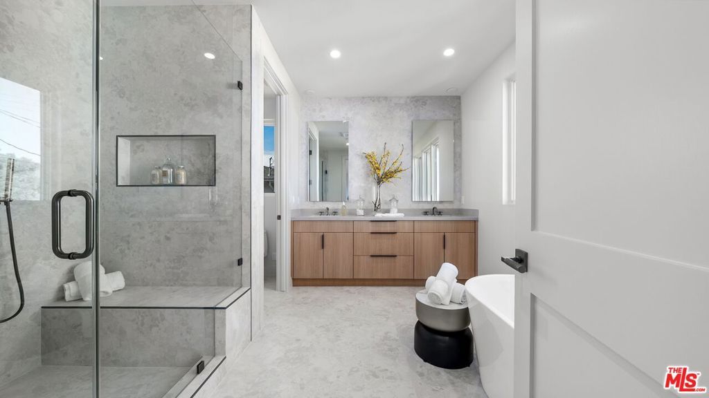 Image 17 of property listing at 3364 Redwood Avenue, Los Angeles, CA 90066