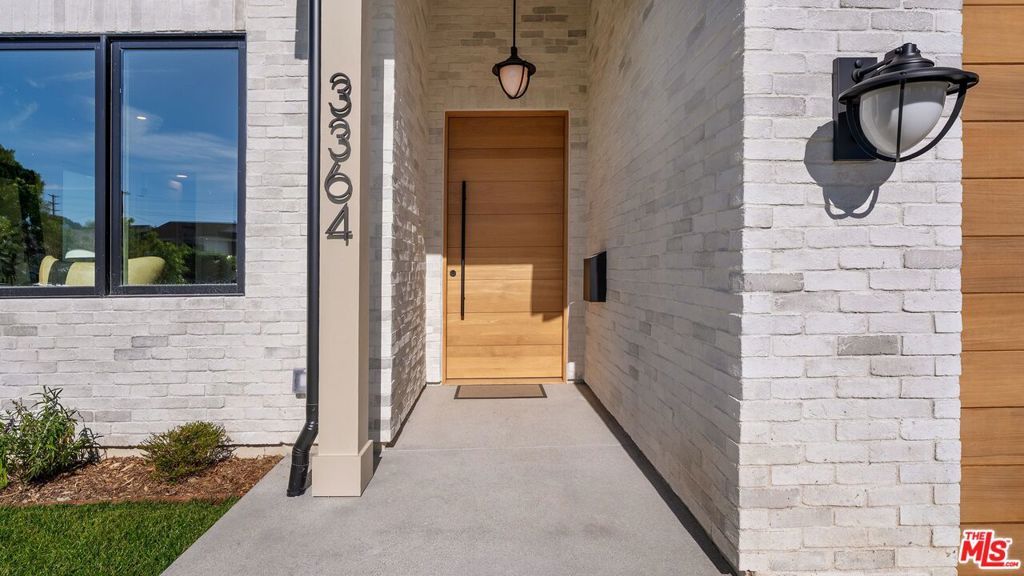 Image 2 of property listing at 3364 Redwood Avenue, Los Angeles, CA 90066