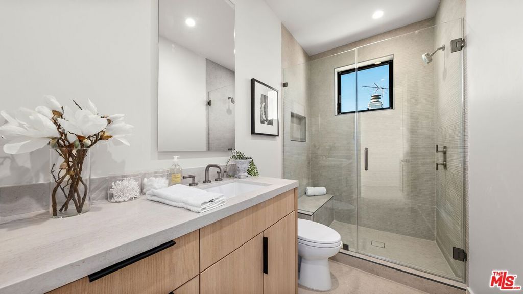 Image 20 of property listing at 3364 Redwood Avenue, Los Angeles, CA 90066