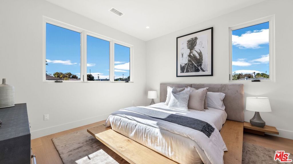 Image 21 of property listing at 3364 Redwood Avenue, Los Angeles, CA 90066