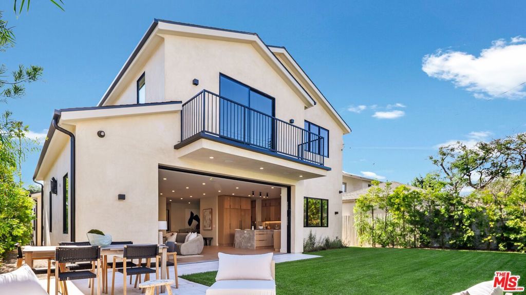 Image 24 of property listing at 3364 Redwood Avenue, Los Angeles, CA 90066