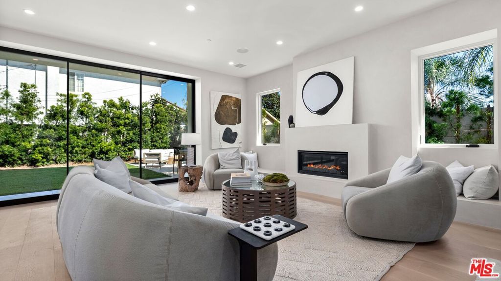 Image 4 of property listing at 3364 Redwood Avenue, Los Angeles, CA 90066