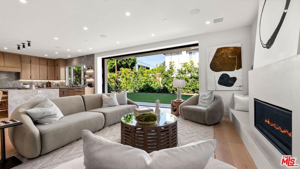 Image 9 of property listing at 3364 Redwood Avenue, Los Angeles, CA 90066