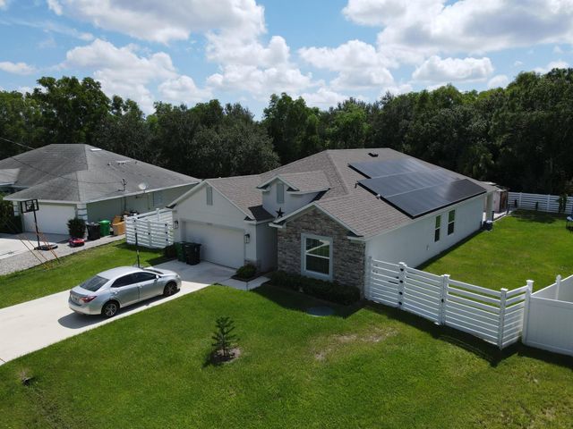 5252 NW East Piper Circle, Port St Lucie, FL 34986