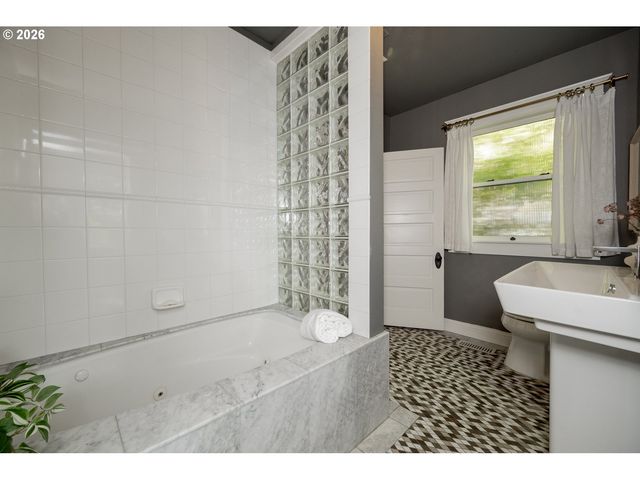 3426 Se STEPHENS St, Portland, OR 97214