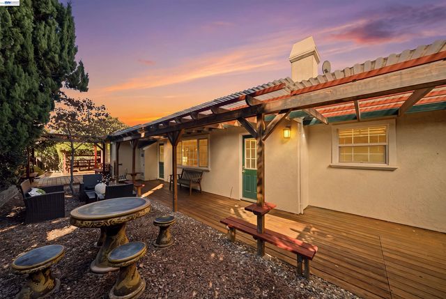 10561 Carver Dr, Cupertino, CA 95014