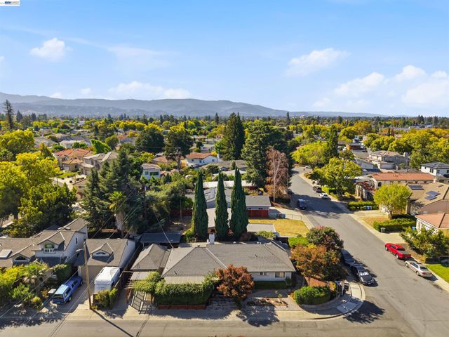 10561 Carver Dr, Cupertino, CA 95014