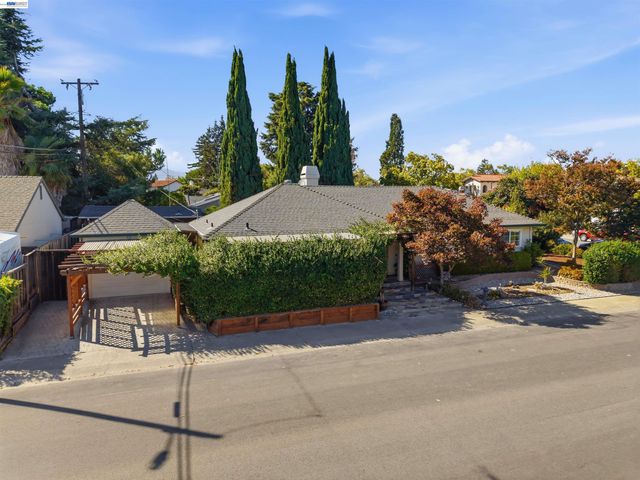 10561 Carver Dr, Cupertino, CA 95014