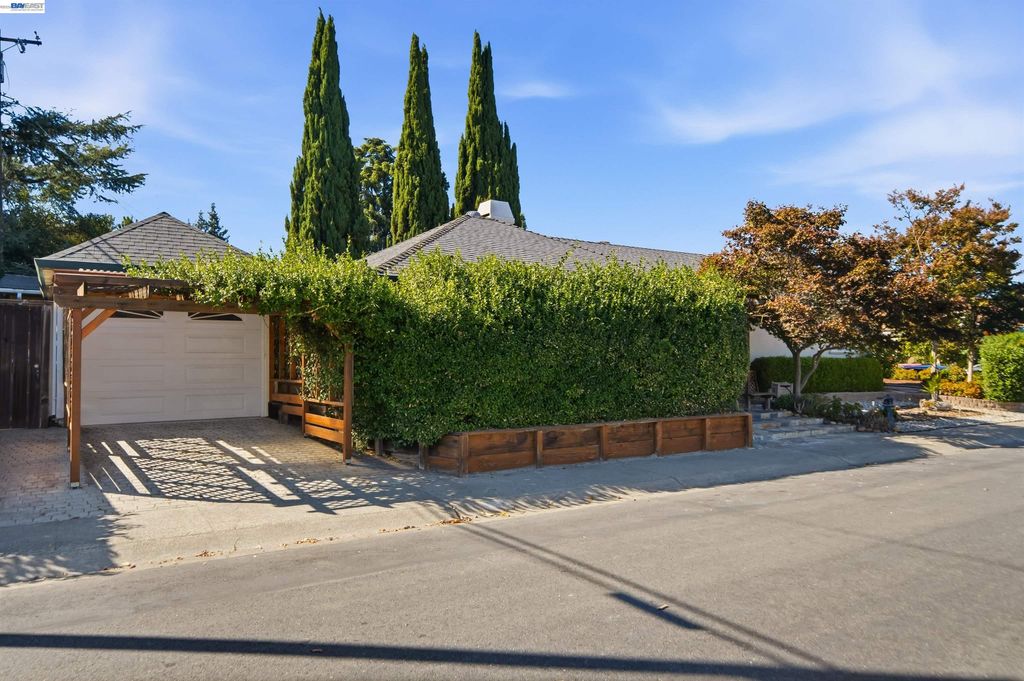 10561 Carver Dr, Cupertino, CA 95014