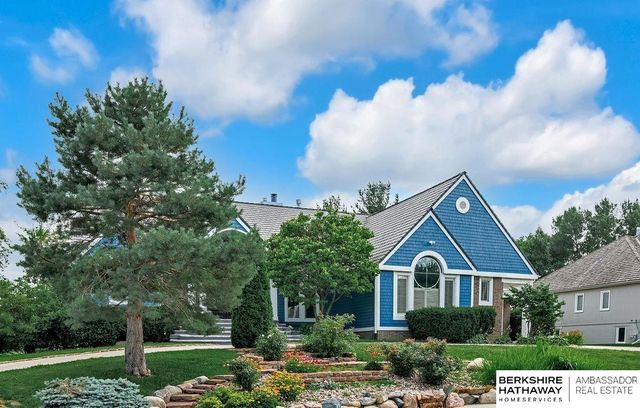 811 Western Hills Drive, Papillion, NE 68046