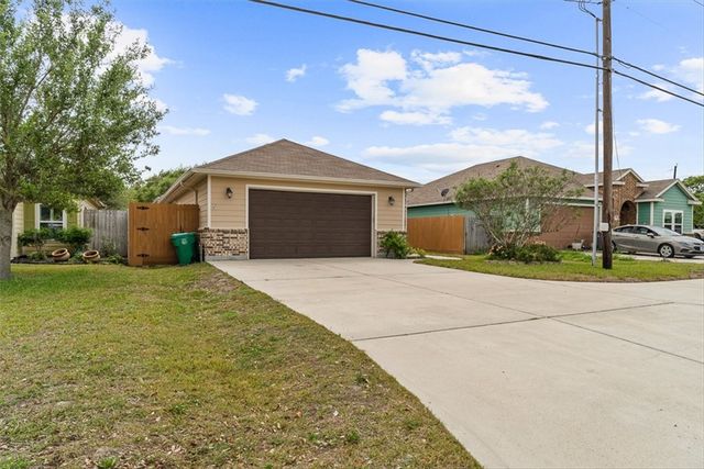 623 W Deberry Ave, Aransas Pass, TX 78336
