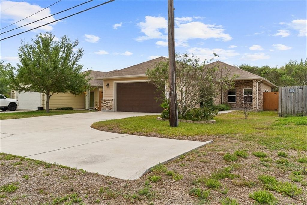 623 W Deberry Ave, Aransas Pass, TX 78336