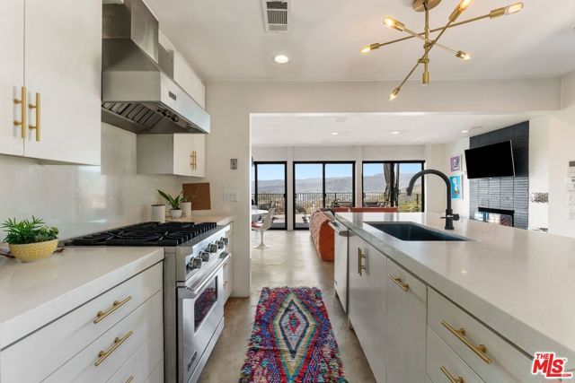 7301 Pacific View Drive, Los Angeles, CA 90068