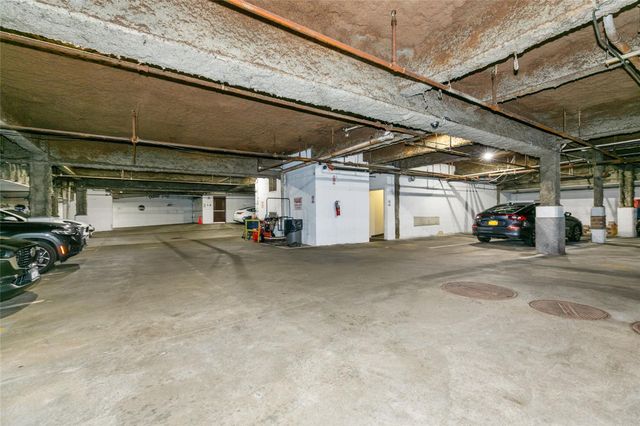 10 canterbury Road apt 2g, Great Neck, NY 11021