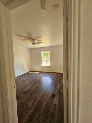 1208 E Daggett Avenue, Fort Worth, TX 76104