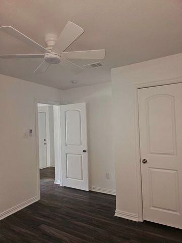 1208 E Daggett Avenue, Fort Worth, TX 76104