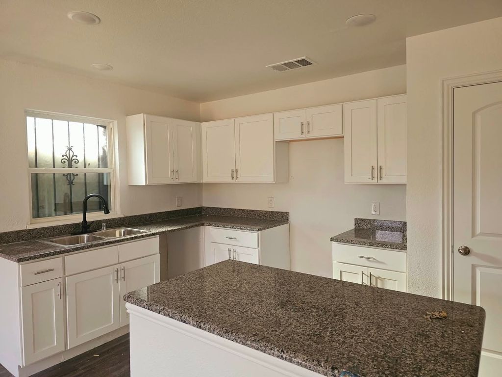 1208 E Daggett Avenue, Fort Worth, TX 76104