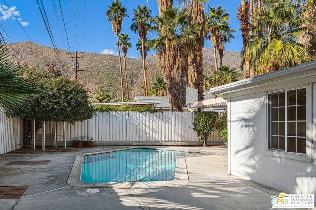 111 Canyon Rock Road, Palm Springs, CA 92264