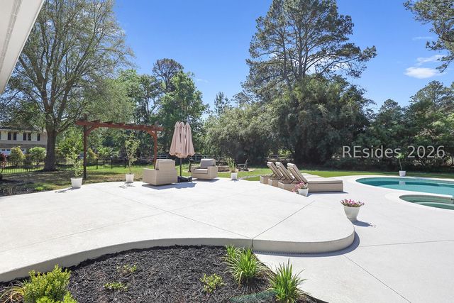 4 Hidden Lake Ct, Bluffton, SC 29910