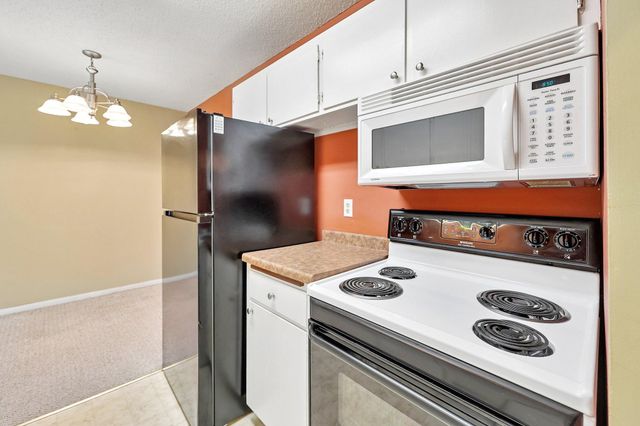 2800 Hillsboro Avenue N 315, New Hope, MN 55427