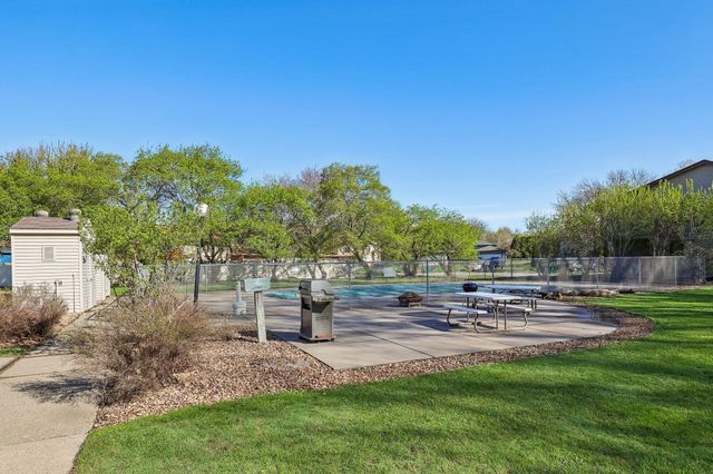 2800 Hillsboro Avenue N 315, New Hope, MN 55427