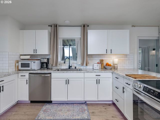 2201 N MENZIES Dr, Portland, OR 97217